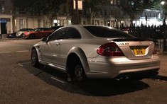 Đỗ ngoài đường, xe hiếm Mercedes CLK 63 AMG Black Series bị ăn trộm 2 bánh sau