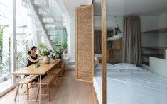 Nhà phố kết hợp quán cà phê "nổi bần bật" giữa khu phố