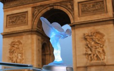 Biểu tượng "thiếu phụ bay" Spirit of Ecstasy của Rolls-Royce bị cấm vì gây ô nhiễm ánh sáng