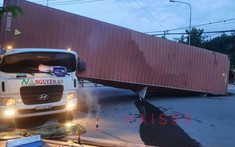 Bình Dương: Thùng container lật, đè bẹp cabin, tài xế chết thảm