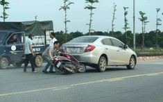 Video: Lùi trên cầu vượt qua đại lộ Thăng Long rồi gây tai nạn, tài xế ô tô hung hăng đánh người