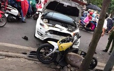 Hà Nội: Tài xế đạp nhầm chân ga, ô tô Ford Focus tông xe máy khiến 1 chiến sĩ công an bị thương nặng