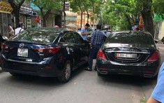Hà Nội: Xe sang Mercedes-Benz S-Class bị ô tô Mazda3 tông gãy cửa vì tài xế mở cửa thiếu quan sát