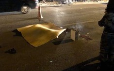 Hà Nội: Xe máy "bốc đầu", thanh niên ngồi sau văng sang làn đường ngược chiều, bị ô tô cán tử vong