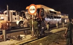 Xe container tông trực diện ô tô khách trên đường dẫn lên hầm Hải Vân, 2 người tử vong