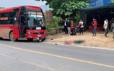 Video: Sang đường thiếu quan sát, người đàn ông va chạm với ô tô khách và tử vong tại Hòa Bình