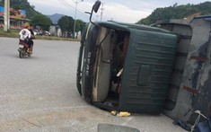 Video quay khoảnh khắc ô tô tải lật ngang vì va chạm với xe đầu kéo ở vòng xuyến tại Lào Cai