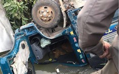Video quay hiện trường vụ ô tô tải lật ngửa dưới kênh nước khiến tài xế tử vong tại Nghệ An