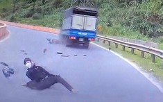 Video quay khoảnh khắc "phượt thủ" ôm cua tốc độ cao, tông trúng ô tô tải trên quốc lộ 6