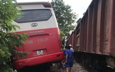Video quay khoảnh khắc tàu hỏa tông ô tô 45 chỗ chở học sinh tại Hà Nội