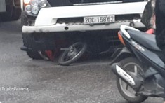 Video: Va chạm với xe đầu kéo tại ngã tư của Thái Nguyên, 2 ông cháu đi xe máy nhập viện