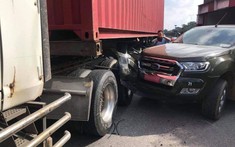 Video: Ô tô bán tải Ford Ranger đi ra từ hầm chui dân sinh, va chạm với xe container