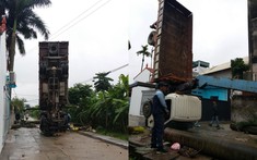 Hà Nội: Xe cẩu tự hành "trồng cây chuối" khi đang cẩu cây cau vua