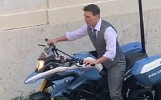 Bắt gặp Tom Cruise "đua xe" bằng BMW G310GS phiên bản cảnh sát