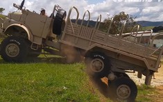 Chiếc xe tải Mercedes "Ma mút" 6x6 này có sở hữu hệ thống treo off-road khiến G63 cũng chào thua