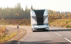 Xe đầu kéo tự lái Einride T-Pod không được cấp phép chạy trên đường phố vì không có... bằng lái