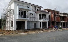 Tưởng tiết kiệm, ai dè tốn kém hơn, tôi phải bán nhà xây sẵn để tạm ở trọ