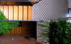 Nhà trong hẻm nhỏ vẫn ngập nắng nhờ dành 1/3 diện tích làm thông tầng