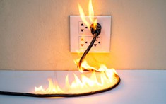 6 dấu hiệu cảnh báo sự cố điện trong nhà cần khắc phục ngay lập tức