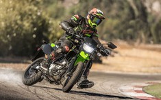 Đua nhau cập nhật "big bore" cho cào cào, Kawasaki mang đến điều gì mới cho KLX 300 2021
