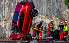 Chứng kiến Volvo thả rơi xe từ độ 30 mét xuống đất để kiểm tra độ an toàn