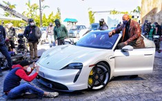 Chuyện hài: nam diễn viên Dwayne “The Rock” Johnson không thể ngồi vừa Porsche Taycan trên phim trường