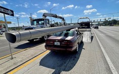 Ăn trộm cột điện rồi buộc lên nóc Toyota Camry để mang đi bán, người đàn ông bị bắt