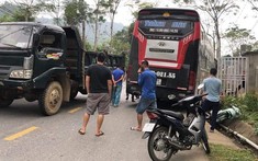 Phú Thọ: Xe khách tông hàng loạt xe máy, nhiều người trọng thương