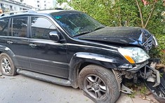 Hà Nội: Lexus GX470 lao qua dải phân cách, tông gãy cây xanh, đầu xe hư hỏng nặng
