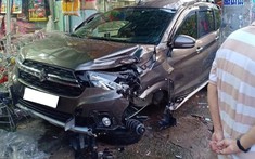 Quận 12: Suzuki XL7 tông hàng loạt xe máy trước khi lao vào nhà dân, 2 người bị thương