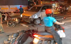 Thủ Đức: Toyota Innova "lùa" 10 xe máy đang dừng chờ đèn đỏ