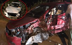 Đắk Lắk: Va chạm ở khúc cua, Mazda lao vào bụi cỏ bên đường, ô tô 5 chỗ ngồi nát bét bên hông xe