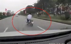 Video: Nam sinh điều khiển xe máy không mũ bảo hiểm, lạng lách trước đầu xe ô tô ở Hải Phòng