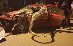 Hà Nội: Kia Cerato "nát tươm" đầu xe sau khi tông vào xe tải, 3 người thương vong