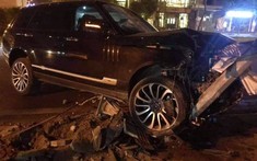Hà Nội: Range Rover nát bét đầu xe sau khi tông gãy trụ đèn chiếu sáng trên vỉa hè