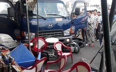 Hưng Yên: Xe tải lao vào quán nước bên đường, "lùa" nhiều xe máy dưới gầm