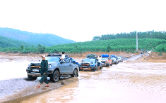 Yêu bán tải như con nhưng khi cộng đồng vẫy gọi, gần 70 tài xế không quản khó khăn đến ủng hộ người dân vùng lũ