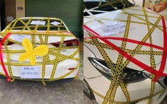 Bình Dương: Đỗ trước cửa nhà người khác từ sáng đến tối, ô tô Mazda3 bị dán băng dính quanh xe như bó giò