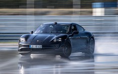 Porsche Taycan thực hiện drift liên tục 42 km, thiết lập Kỷ lục Guinness Thế giới cho xe điện