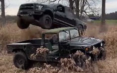Chứng kiến YouTuber trẻ tuổi lái Ford F-150 Raptor "bay qua" Hummer cho vui