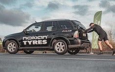 Người đàn ông này chỉ mất 13 phút 26 giây để đẩy chiếc SUV nặng hơn 2 tấn đi 1,6 km
