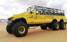 Chiếc xe buýt quái vật 6x6, 23 chỗ ngồi này đang được chào bán trên mạng với giá 110.000 USD