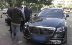 Đỗ chắn cửa hàng thịt bò, xe siêu sang Mercedes-Maybach S-Class bị cào xước sơn