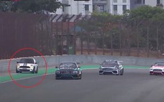 Video: Cô gái lái Mini Cooper đi nhầm vào đường đua, làm gián đoạn giải đua xe Mercedes-Benz
