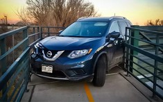 Tài xế lái ô tô Nissan X-Trail đi lên cầu dành cho xe đạp và cái kết dễ đoán