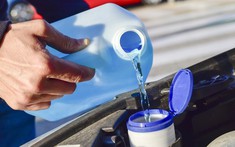 Chia sẻ cách dùng nước rửa kính ô tô cực hay mà không phải ai cũng biết