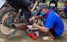 Ấm lòng với cảnh hàng chục tình nguyện viên về vùng lũ sửa xe máy, thay nhớt miễn phí cho người dân