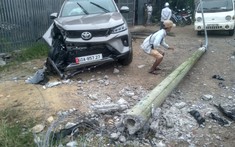 Đồng Nai: Toyota Fortuner Legender 2020 mới mua tông gãy cột đèn, bung đủ túi khí