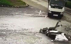 Video: Va chạm với ô tô tải đang rẽ phải, nam thanh niên mài mặt xuống đường