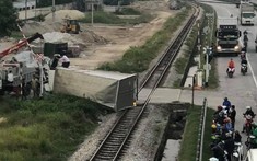 Video: Đánh lái tránh xe container đang rẽ phải, ô tô tải lật ngang tại Hải Dương